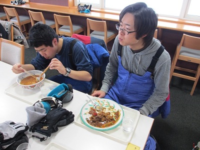 次の滑りをイメトレしながらカレーを食う藤田