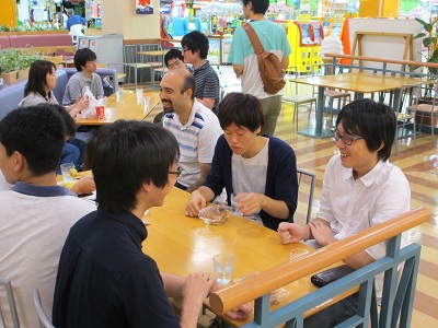 途中のイオンで昼食