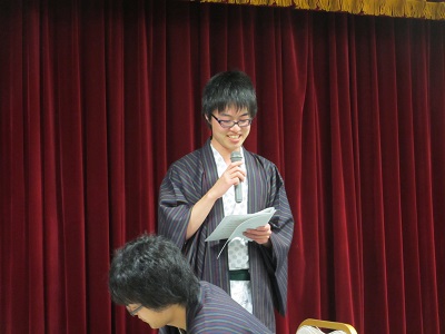 入浴後は懇親会へ 東北大・幹事の海老さん