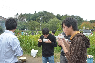 広瀬川の河川敷（牛越橋）で芋煮会を行いました