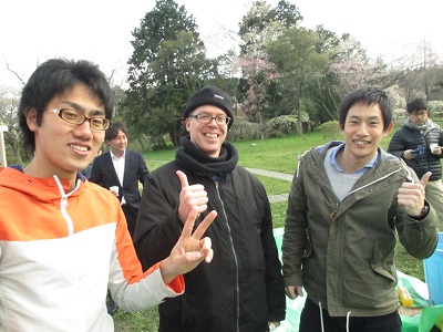 4年生とスミス先生。ナイスポーズ!