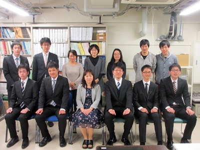 研究室での記念撮影!スチンさん、伊藤さんも3月でお別れです