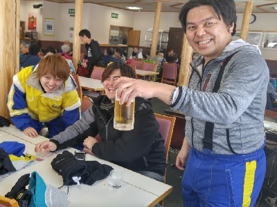 昼間からビール…流石です!