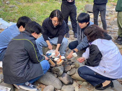 Prof. Kitakawa also roasts marshmallows.